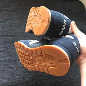 Men’s 8 1/2 Navy Reebok sneakers